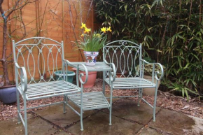 Quiet and spacious garden apartment, less than a mile to beach
